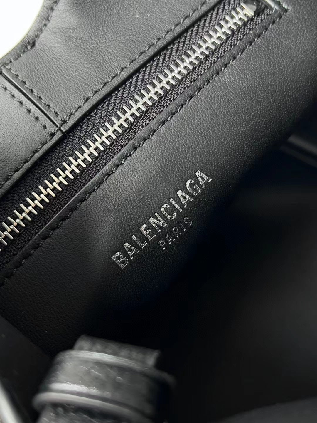 Balenciaga Elegant Everyday Leather Tote
