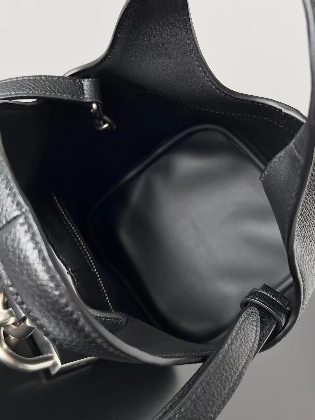 Balenciaga Elegant Everyday Leather Tote