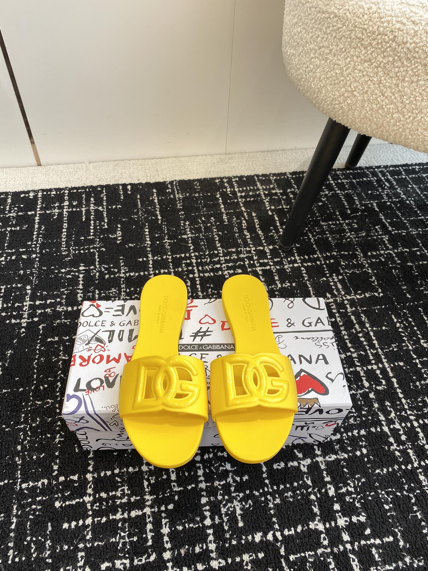 Dolce & Gabbana Dolce & Gabbana PINK Rubber slides with logo - Stylecheat