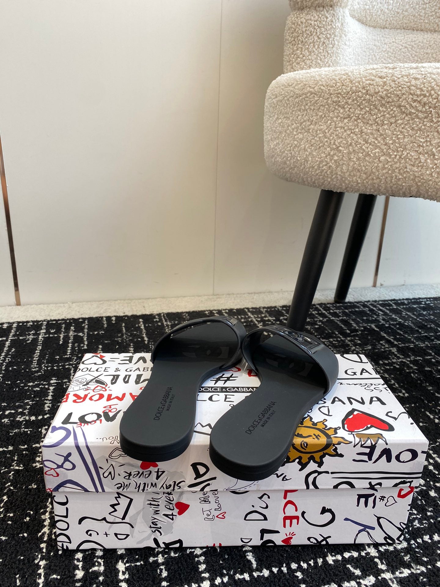 Dolce & Gabbana Dolce & Gabbana PINK Rubber slides with logo - Stylecheat