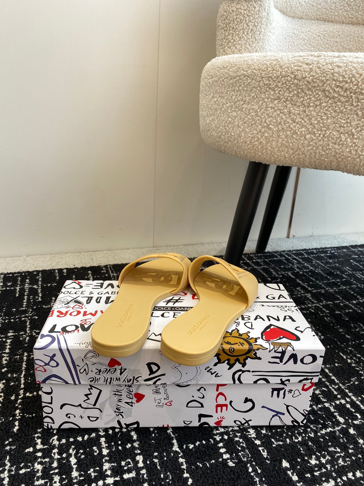 Dolce & Gabbana Dolce & Gabbana PINK Rubber slides with logo - Stylecheat