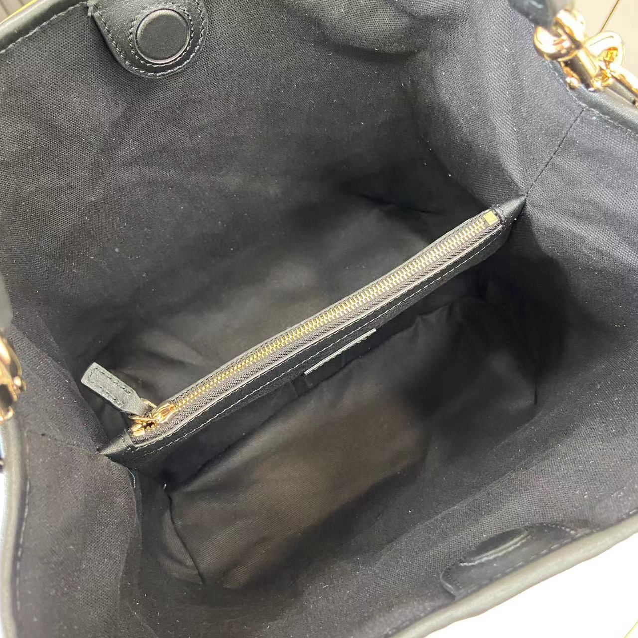 Gucci Elegant Drawstring Bucket Bag