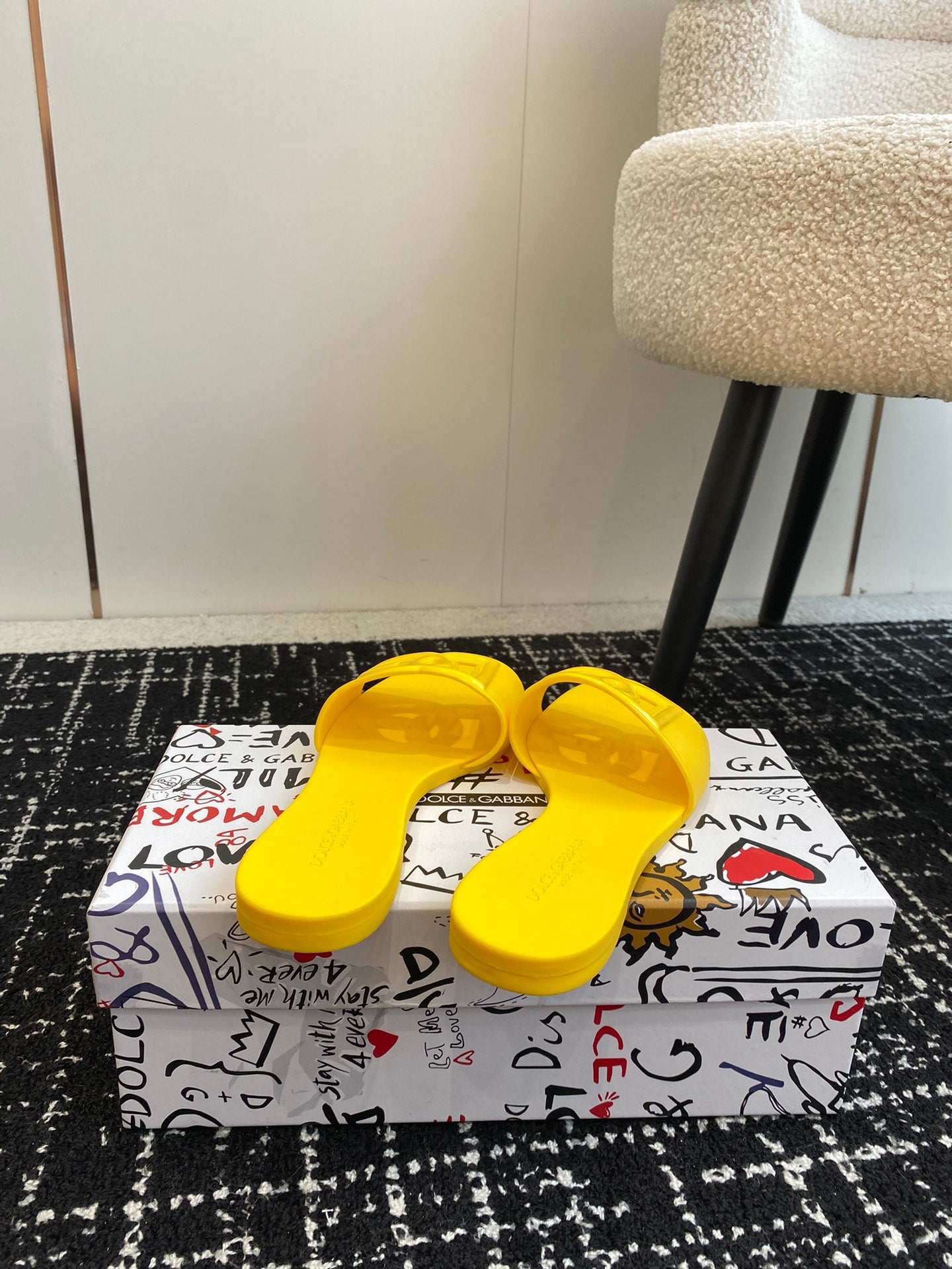 Dolce & Gabbana Dolce & Gabbana PINK Rubber slides with logo - Stylecheat