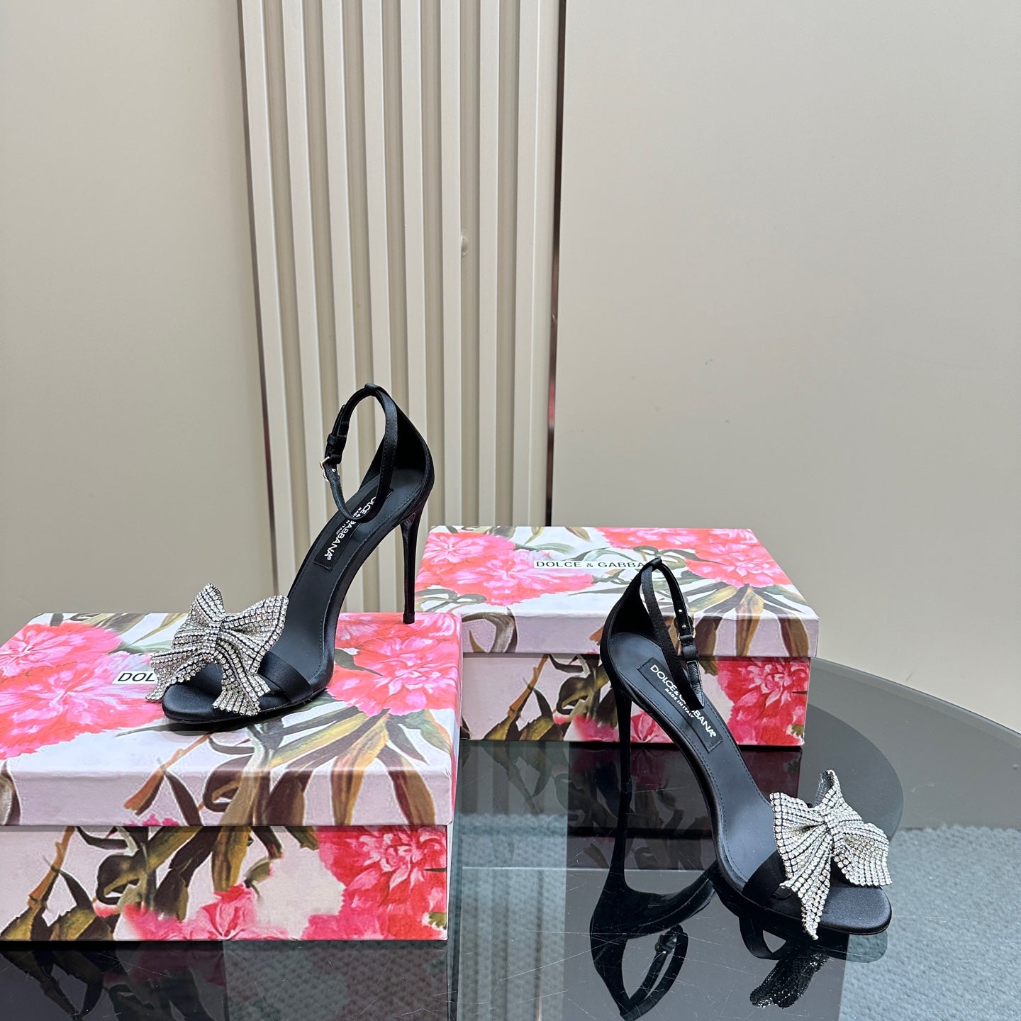 Dolce & Gabbana sepatu heels Louis Vuitton Padlock Pump Black Heels | Tinkerlust