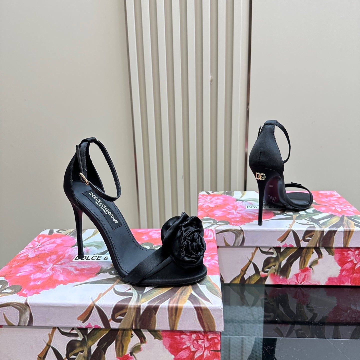 Dolce & Gabbana sepatu heels Louis Vuitton Padlock Pump Black Heels | Tinkerlust