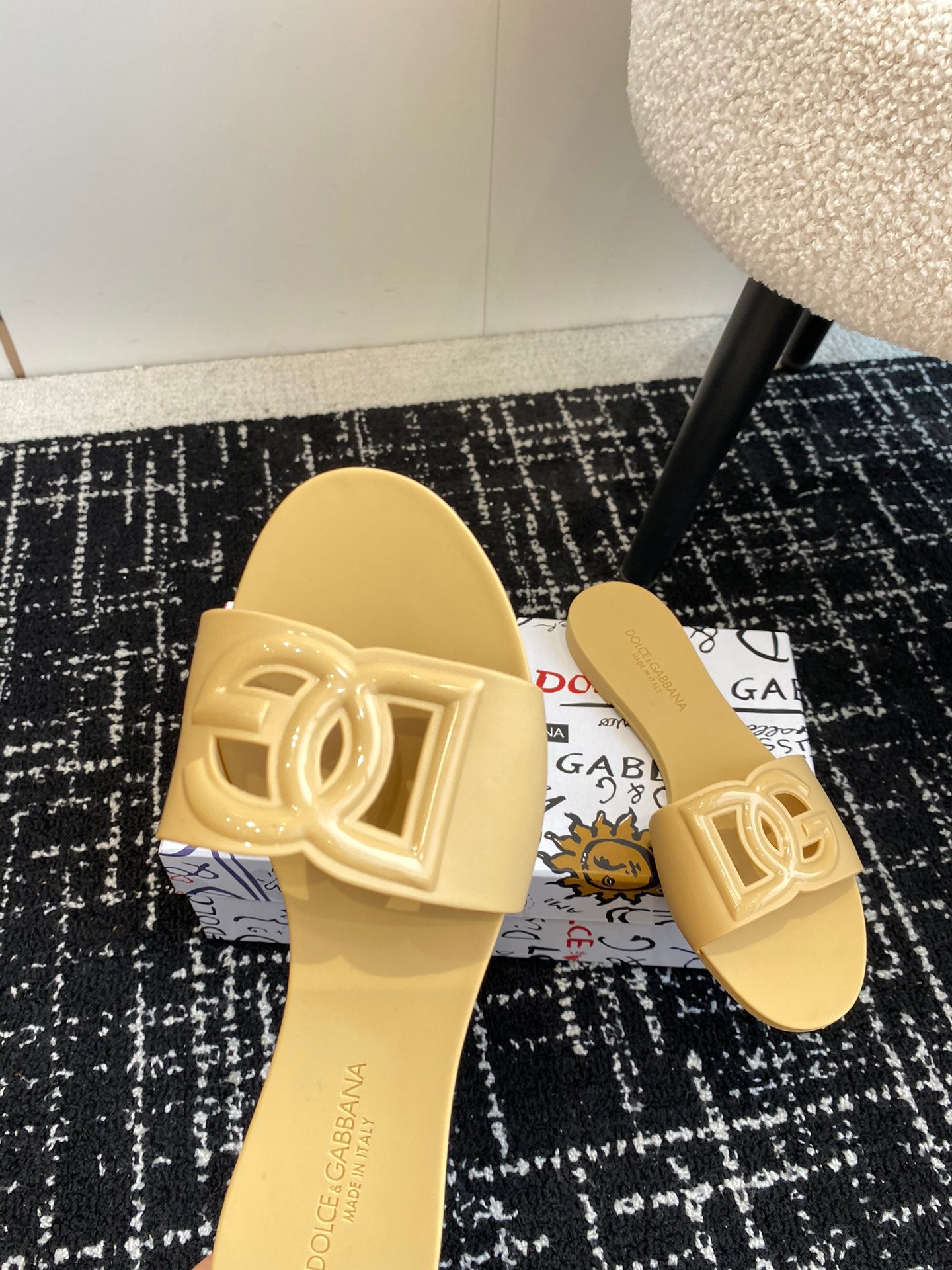 Dolce & Gabbana Dolce & Gabbana PINK Rubber slides with logo - Stylecheat