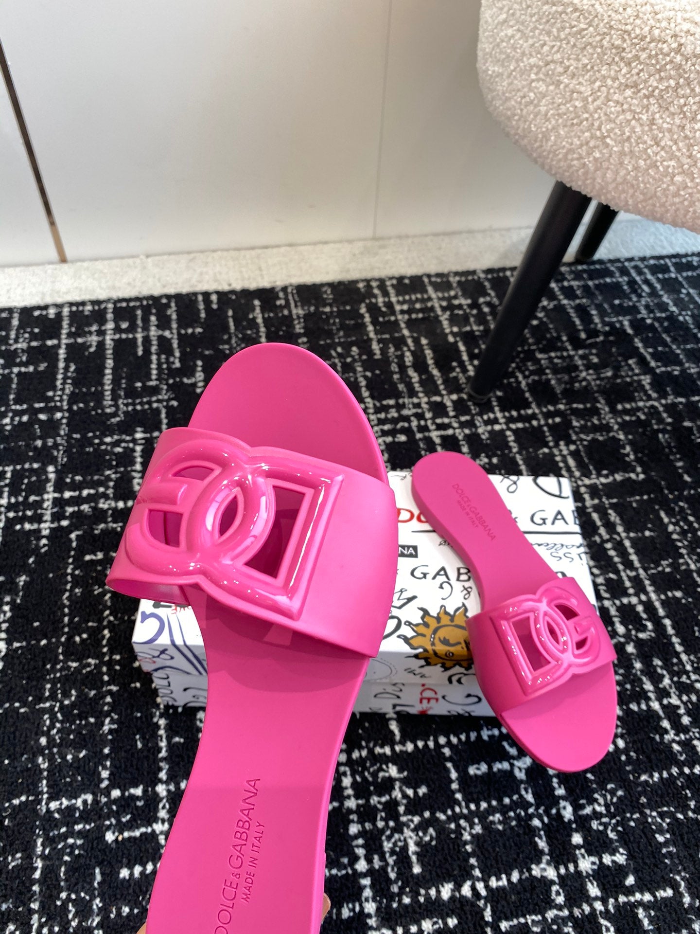 Dolce & Gabbana Dolce & Gabbana PINK Rubber slides with logo - Stylecheat