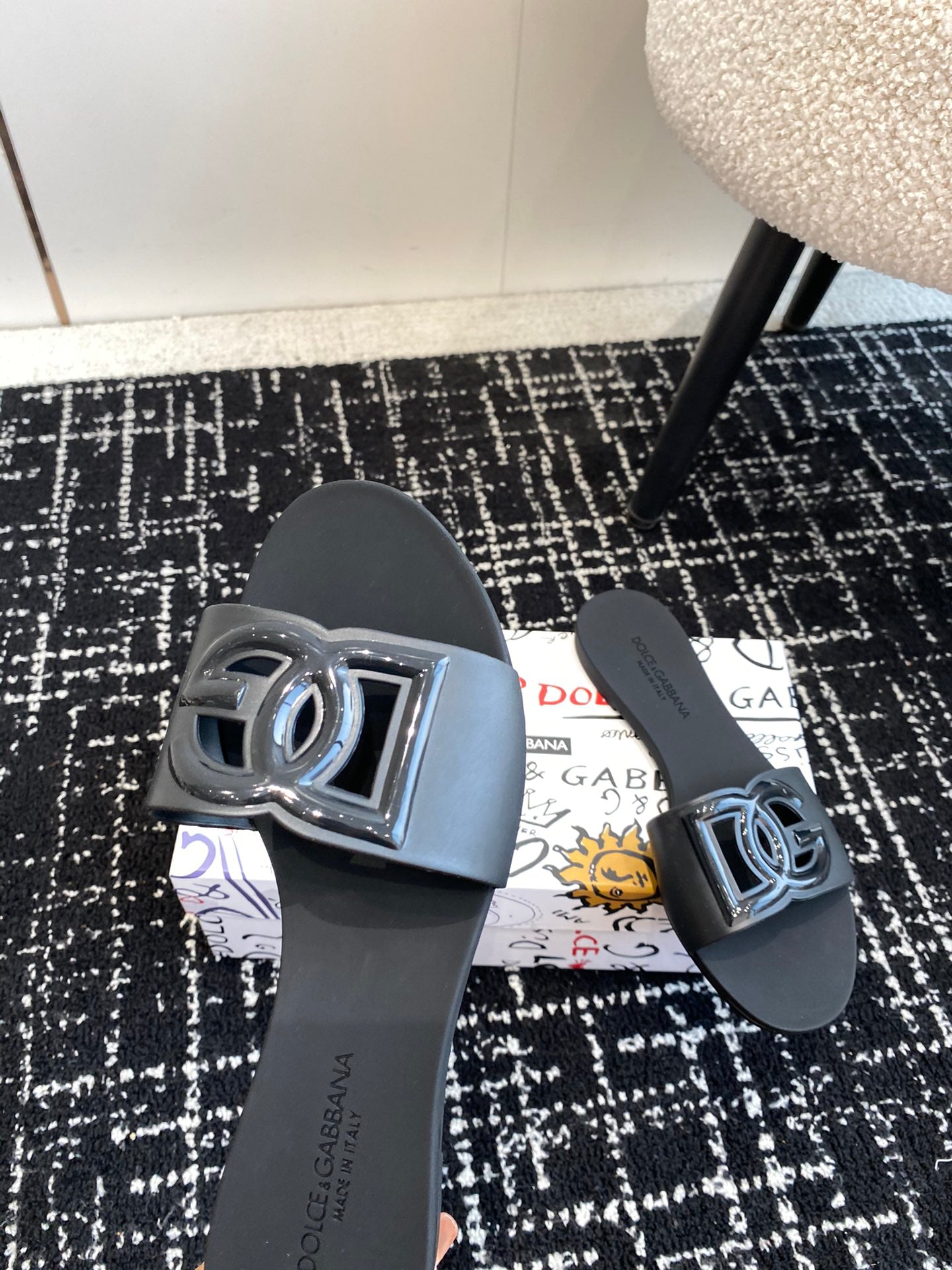 Dolce & Gabbana Dolce & Gabbana PINK Rubber slides with logo - Stylecheat