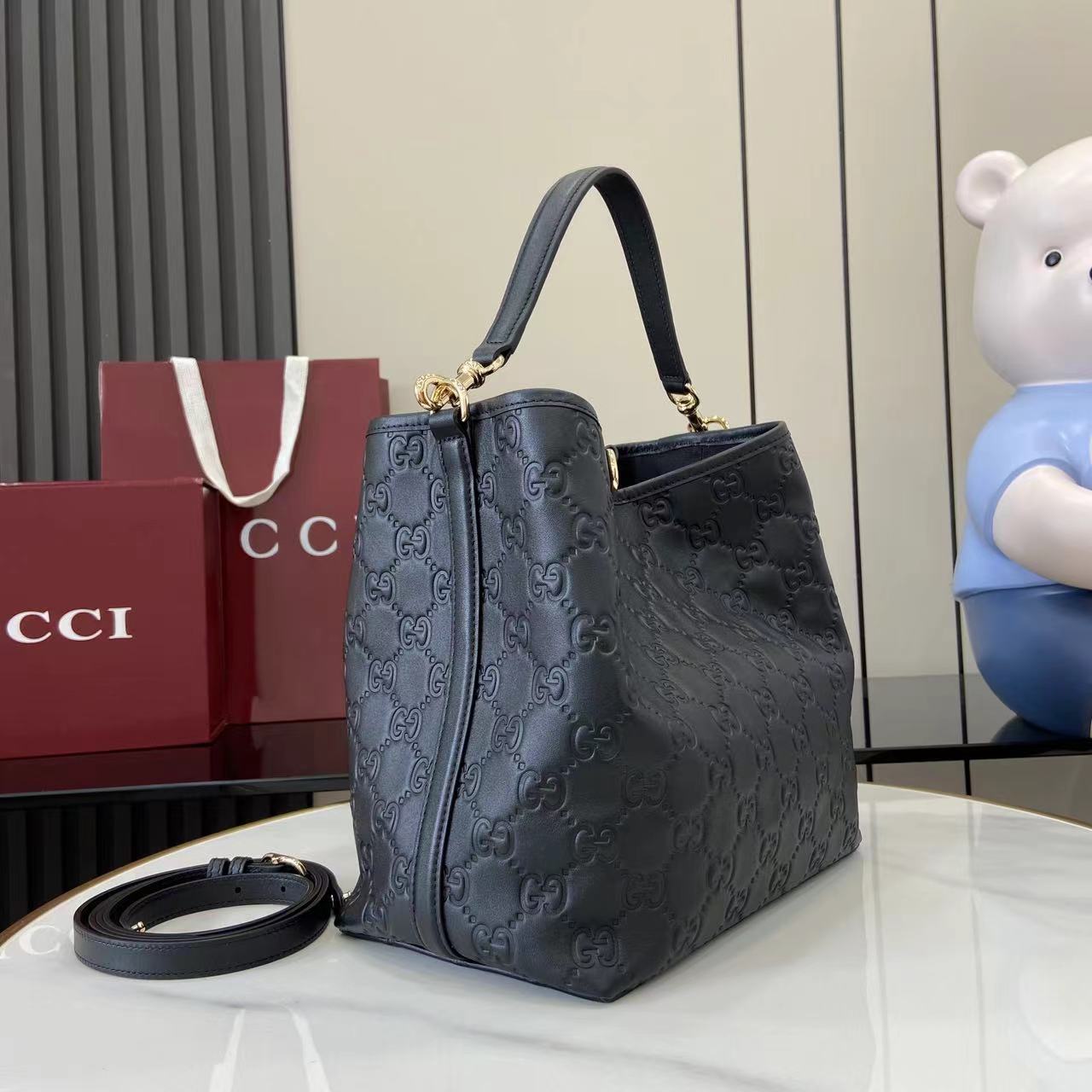 Gucci Elegant Drawstring Bucket Bag